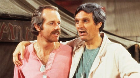 Alan Alda et Mike Farrell réunis à l'occasion du 50e anniversaire