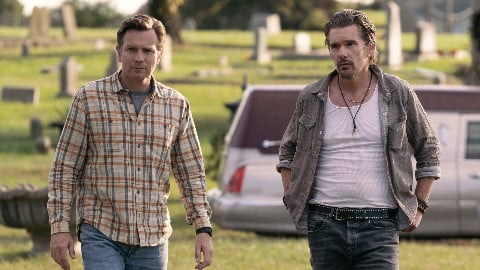 Ewan McGregor et Ethan Hawke, demi-frères en quête de paix dans la bande-annonce du film
