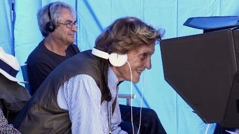 Liliana Cavani est sur le tournage de L'Ordre du temps du roman de Carlo Rovelli