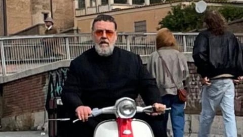 Russell Crowe est le père Amorth ... à Lambretta à Rome