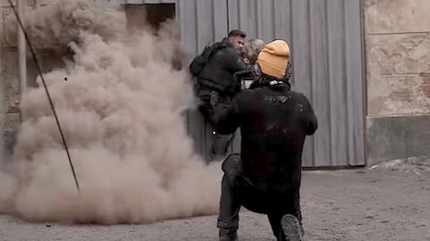 feu et flammes dans la vidéo du tournage du film Netflix avec Chris Hemsworth