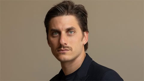 Luca Marinelli protagoniste de la série Sky TV