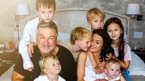 sa femme Hilaria montre la famille avec le dernier né