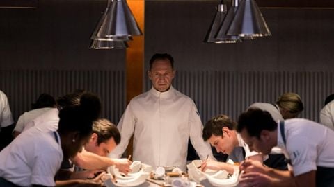 Le menu, comme le chef Dominique Crenn a aidé à faire le film