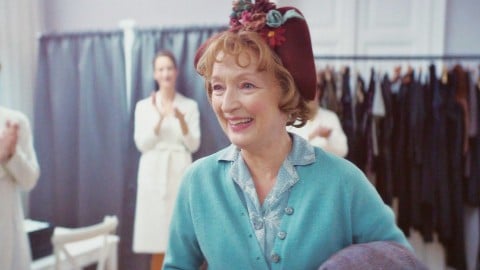 Mme Harris se rend à Paris, une avant-première exclusive de la comédie avec Lesley Manville