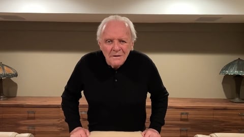 Anthony Hopkins souhaite à tous une bonne année 2023 et raconte son histoire en tant qu'ancien alcoolique dans une vidéo touchante