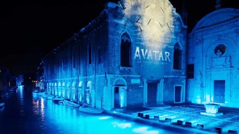 La voie navigable, Venise illuminée de bleu pour la sortie du film, la vidéo