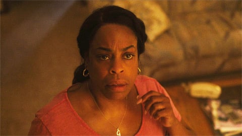 Selon Niecy Nash, la série apporte "plus de lumière sur les victimes que sur le tueur"