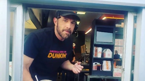 Dites que Ben Affleck vous sert un hamburger au service au volant...