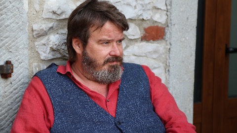 J'habite ailleurs, deux amis et les périls de la campagne : rencontre avec Giuseppe Battiston