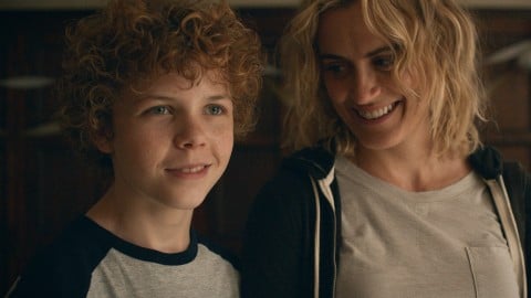 La bande-annonce officielle du nouveau drame passionnant de Jason Katims avec Connie Britton