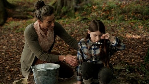 La critique de la fille tranquille