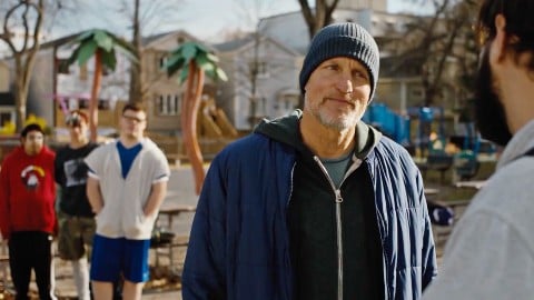 la bande-annonce officielle italienne du film sur le basket avec Woody Harrelson