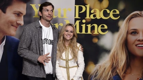 À vous ou à moi, Ashton Kutcher révèle pourquoi il était si mal à l'aise sur le tapis rouge lors de l'avant-première du film avec Reese Witherspoon