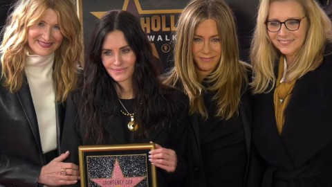 Courteney Cox reçoit une étoile sur le Walk of Fame accompagnée de Jennifer Aniston et Lisa Kudrow