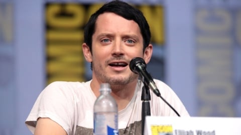 Elijah Wood contre la chaîne de cinéma AMC pour la décision de différencier le coût du billet en fonction du siège
