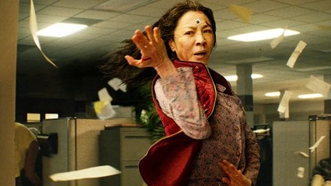 Everything Everywhere All at Once tente à nouveau dans les salles italiennes, les recettes mondiales du film nominé aux Oscars 2023