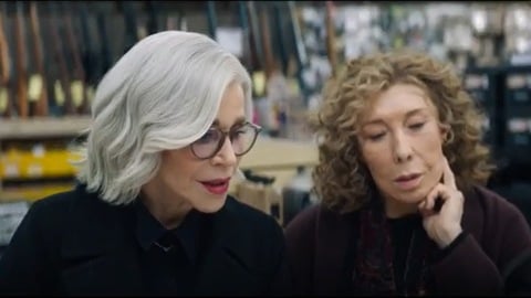 Jane Fonda et Lily Tomlin veulent sortir Malcolm McDowell dans la bande-annonce du film de Paul Weitz