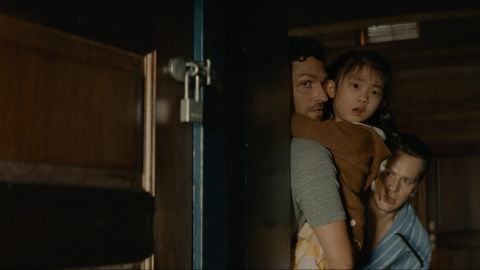 On frappe à la porte, alors que la fin passe du roman au film