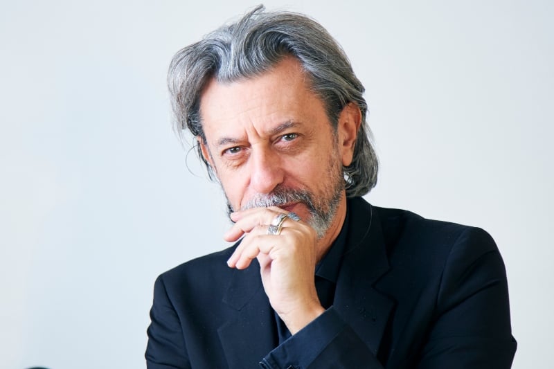 Pivio présente le nouvel album solo dans un événement multimédia d'écoute immersive