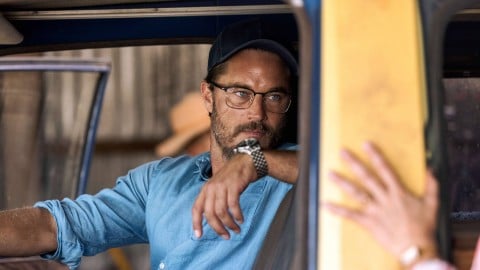 Travis Fimmel est un détective troublé dans la bande-annonce de la mini-série