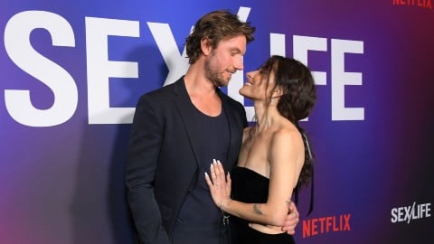 Adam Demos de Sex/Life sur sa co-vedette et petite amie Sarah Shahi : "C'est une déesse"