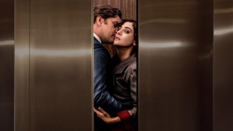 Joshua Jackson et Lizzy Caplan dans la bande-annonce torride de la série