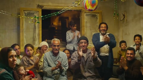 la bande-annonce italienne du film égyptien bizarre et primé dans lequel un homme se transforme en poulet
