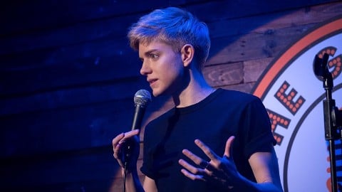 Netflix commande une nouvelle série de et mettant en vedette l'humoriste Mae Martin