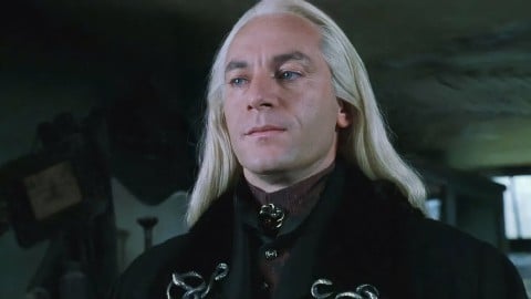 Dans la série télévisée, Jason Isaacs pense comme nous