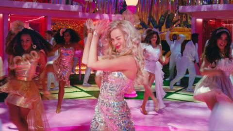 Barbie, la bande originale du film dans une vidéo Warner Bros.