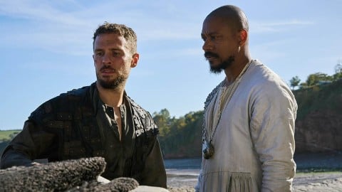 Iain De Caestecker est le roi Arthur dans la première bande-annonce de la série MGM+