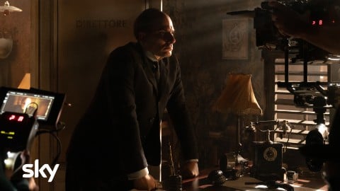 Voici qui soutiendra Luca Marinelli dans la série Sky