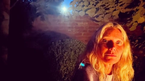 Gwyneth Paltrow salue la pleine lune et entre dans la pause sociale