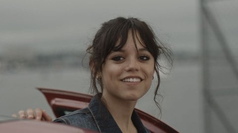 Jenna Ortega et Tommy Lee Jones dans la première image du drame policier en première au TIFF