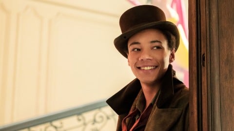 La série fait appel à la star de Darkness and Bones, Kit Young, mais arrête temporairement le tournage