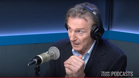 Liam Neeson explique à Conan O'Brien pourquoi il a arrêté de se confesser à 15 ans