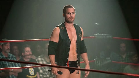 Stephen Amell s'explique mieux après que ses déclarations anti-grève aient déclenché un tollé