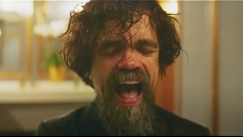 la bande-annonce amusante de la comédie romantique avec Anne Hathaway, Peter Dinklage et Marisa Tomei