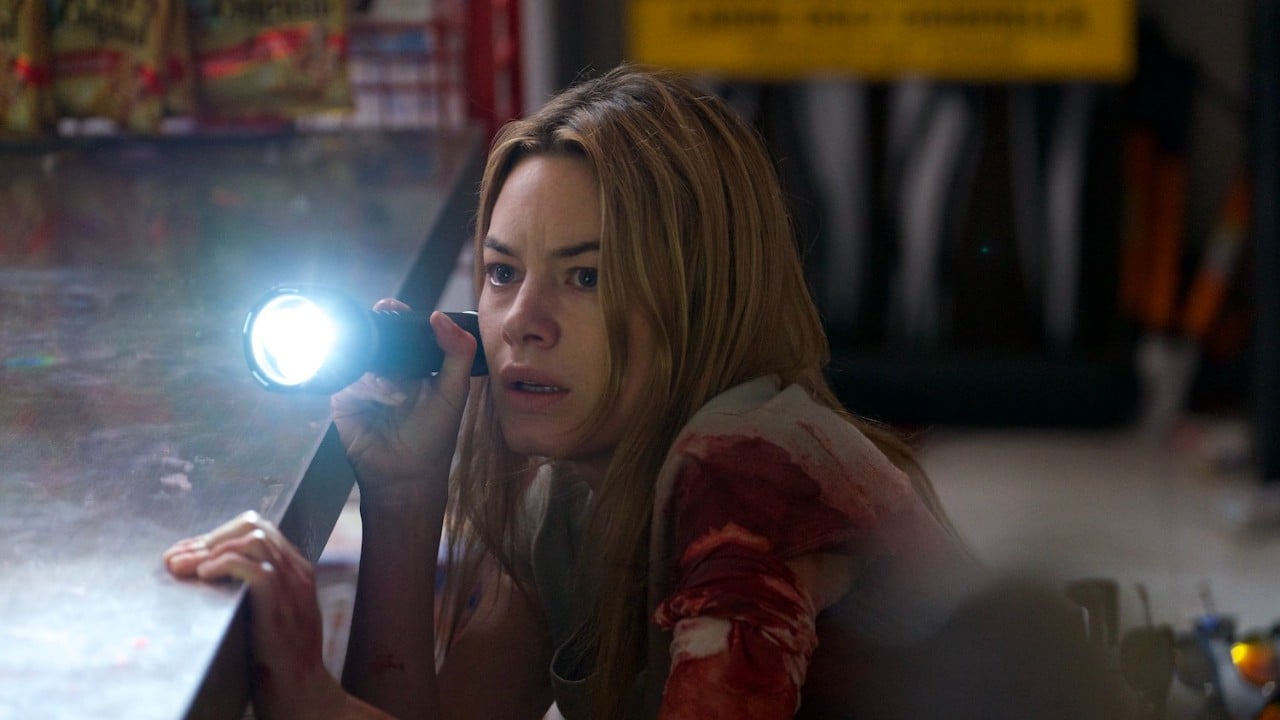 Camille Rowe dans le viseur d'un sniper dans la bande-annonce de Night of the Hunted