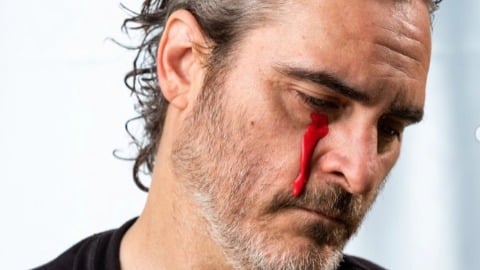 Joaquin Phoenix verse une larme de sang suite au massacre des porcs du refuge Cuori Liberi