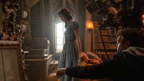 Les acteurs et le réalisateur présentent la série dans une vidéo passionnante des coulisses
