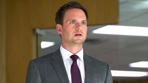 Patrick J. Adams publie puis supprime quelques photos prises dans les coulisses de la série, que se passe-t-il ?