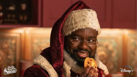 Se précipitant dans la neige, Lil Rel Howery fait un improbable Père Noël dans les premières images