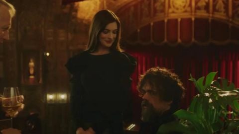 She Came To Me, Peter Dinklage et Anne Hathaway ont un problème avec jeudi dans un nouveau clip