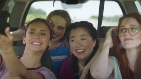 Sick Girl, Nina Dobrev ment sans vergogne à ses amis dans la bande-annonce
