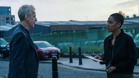 Apple TV+ présente les premières images de la série policière avec Peter Capaldi et Cush Jumbo