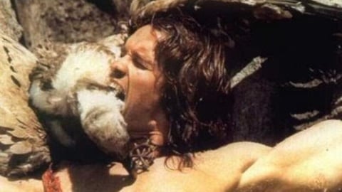 Arnold Schwarzenegger dit que John Milius l'a forcé à mordre un vautour mort sur le tournage de Conan le Barbare