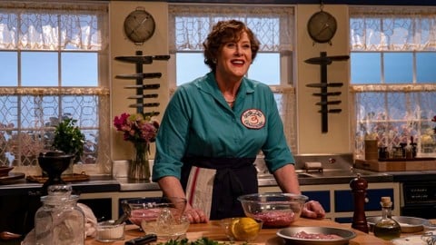 Dans la bande-annonce officielle de la deuxième saison, Julia Child cuisine à la Maison Blanche