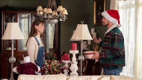 EXmas, Robbie Amell et Leighton Meester proposent un Noël crépitant dans le premier trailer